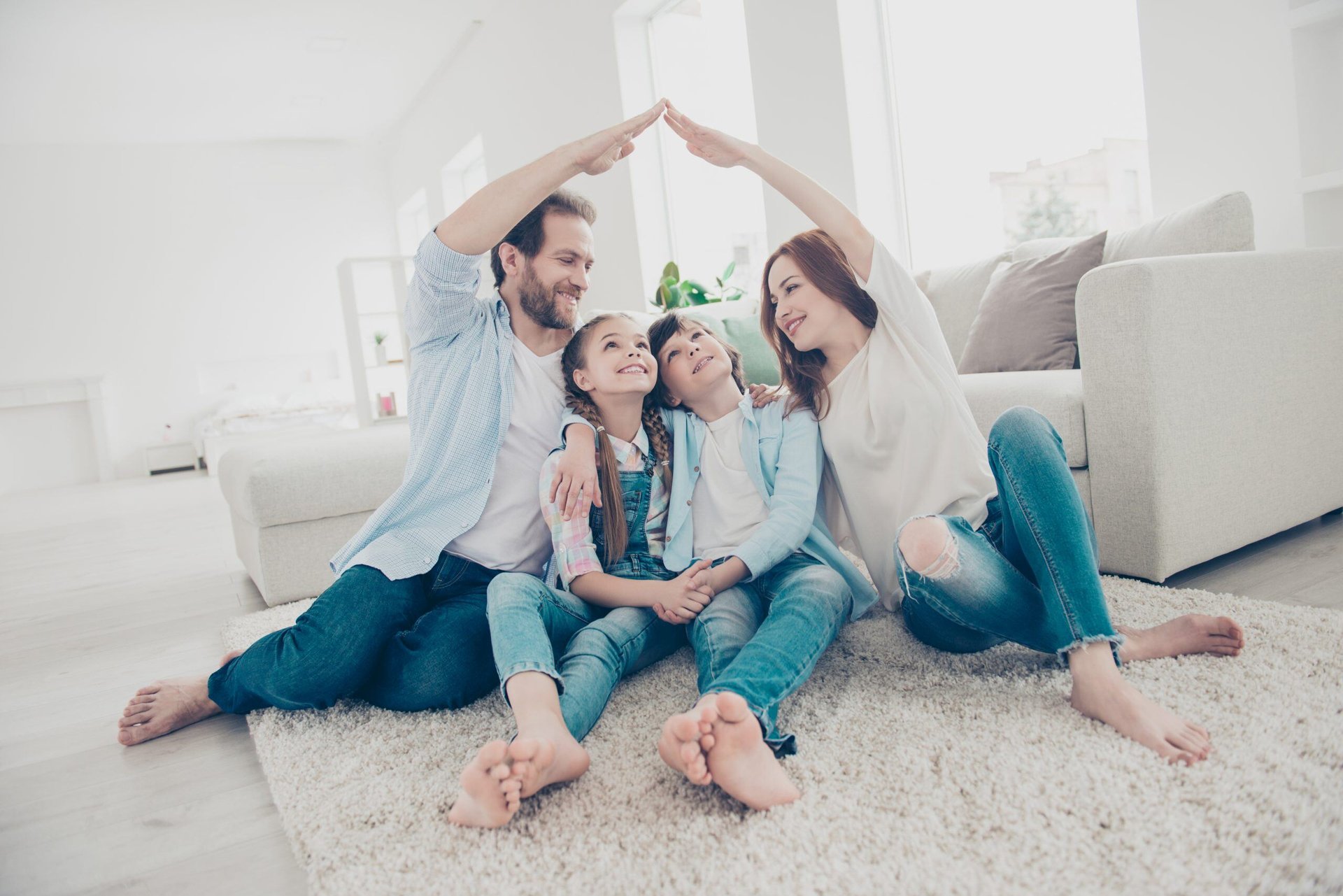 Famille épanouie dans un salon lumineux · confort thermique avec Ecodel Énergie